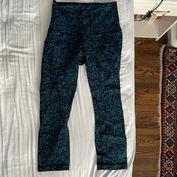 Lulumen Capri Pattern Leggings Barely Worn - Picture 1 of 2